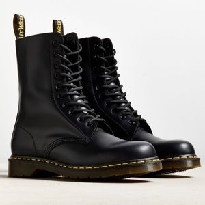 Dr. Martens 1490 10-Eye Boot in black